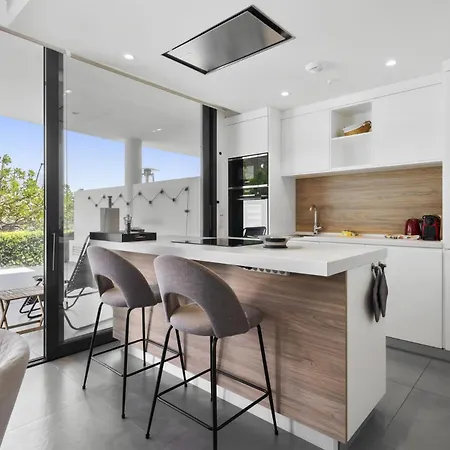 Vivi Homes - Luxury ,garden, Pool & Sauna Apartment