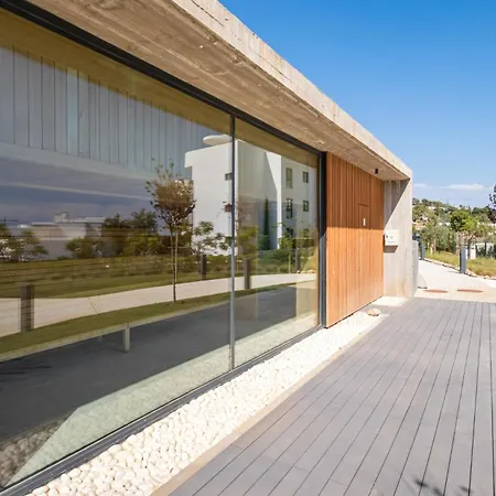 Vivi Homes - Luxury ,garden, Pool & Sauna Apartment