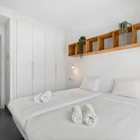 Vivi Homes - Luxury ,garden, Pool & Sauna Apartment *