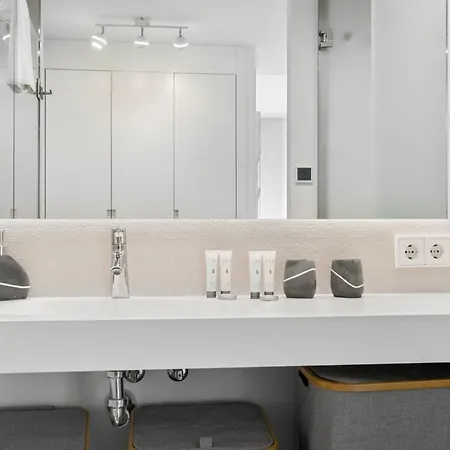 Vivi Homes - Luxury ,garden, Pool & Sauna Apartment *