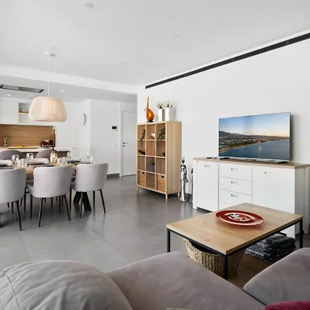 Vivi Homes - Luxury ,garden, Pool & Sauna Apartment
