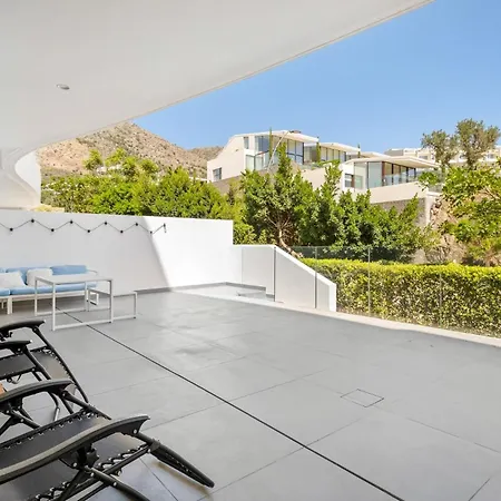 Vivi Homes - Luxury ,garden, Pool & Sauna Apartment
